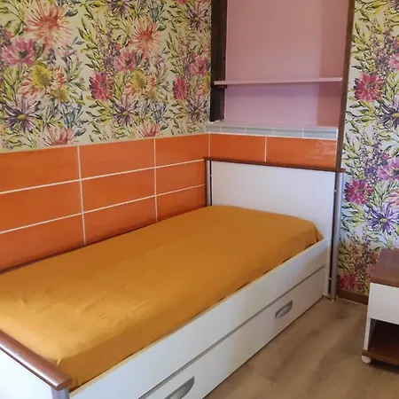 Familiale Avec Piscine Chauffee Et Jacuzzi Bed & Breakfast