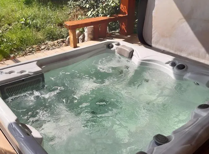 Familiale Avec Piscine Chauffee Et Jacuzzi 住宿加早餐酒店