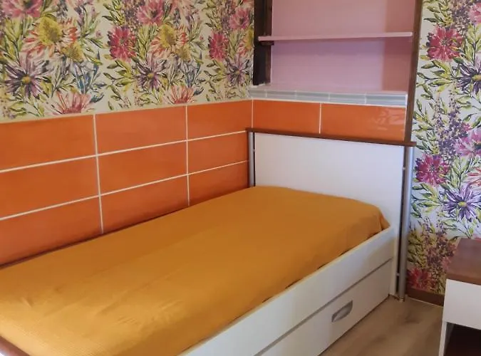 Familiale Avec Piscine Chauffee Et Jacuzzi Bed & Breakfast